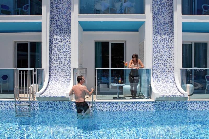 Swim-Up-Room-DBL-Bed-Balcony-1